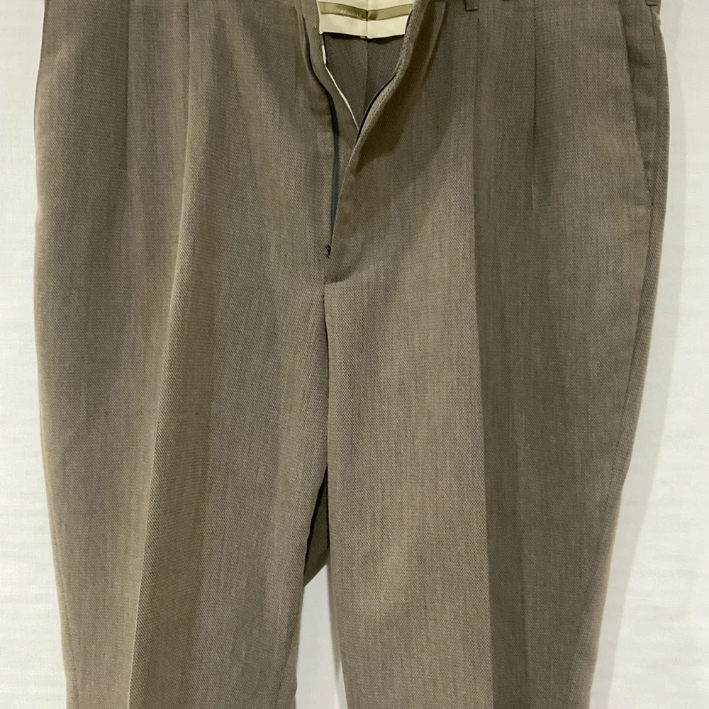 🌼🌼Haggar Men’s Pleated Wrinkles Free Pants, 40x32